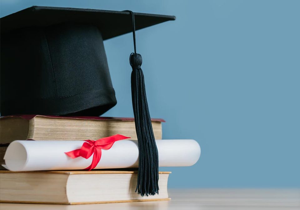 Birrete y diploma