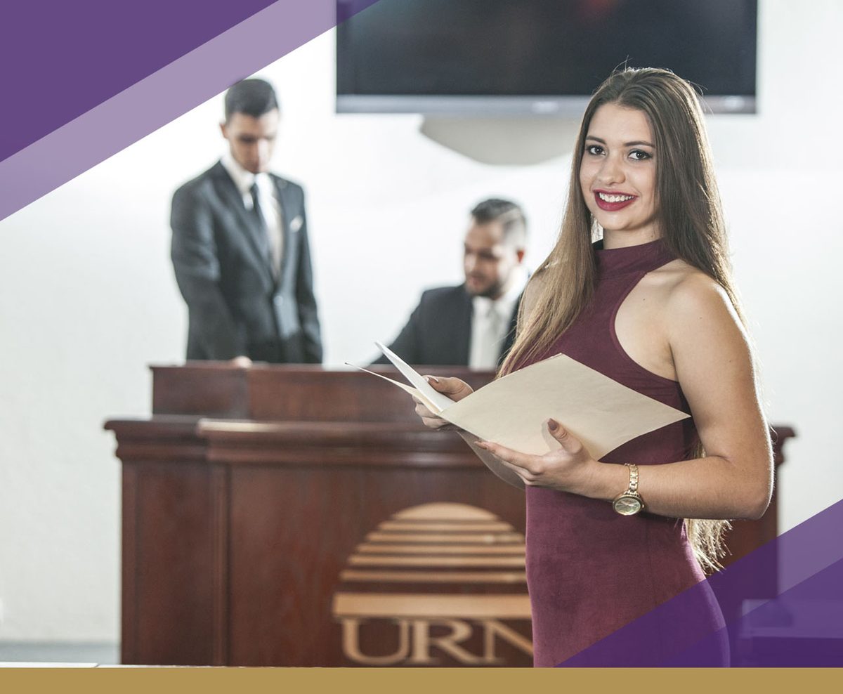 Estudiante de Derecho en una sala de juicios orales de la URN
